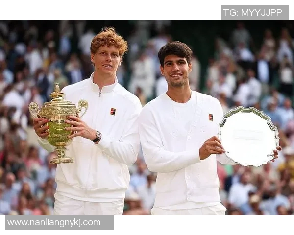 硬汉球星进球后深情亲吻妻子与新生儿照片展现家庭温暖瞬间